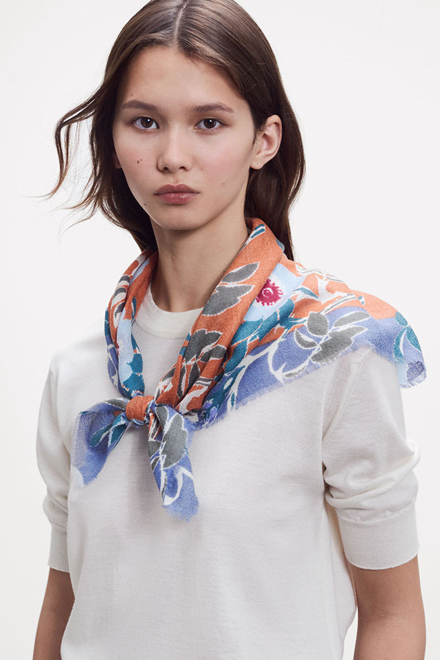 [FLORAL] WILD ROSE 　北欧の秋に咲くワイルドローズ　 *スクエア型70cm* ＧW2595