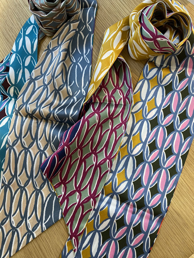 写真家　モチーフスカーフ ART] SMALL PATTERN 北欧モードな連続パターン柄 *ツイリー型