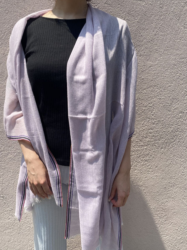 <veritecoeur ヴェリテクール>美品ニットストールマフラー×吉高由里子 吉高由里子：ニット×ワイドパンツでスタイルアップ 「グローバル