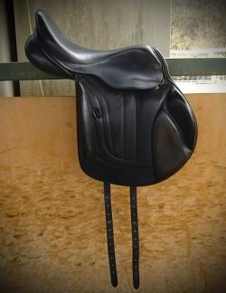 【中古品】 IDEAL SADDLE "Springbok"(障害鞍・17/M)