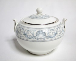 ウェッジウッド（Wedgwood）ドルフィンホワイト シュガーポット(L