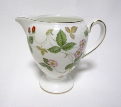 ウェッジウッド（Wedgwood）ワイルドストロベリー シェイプクリーマー