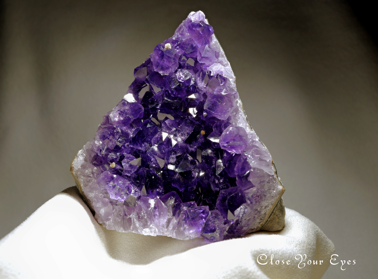 ウルグアイ産　高品質アメシストクラスター(底面カット)　０５