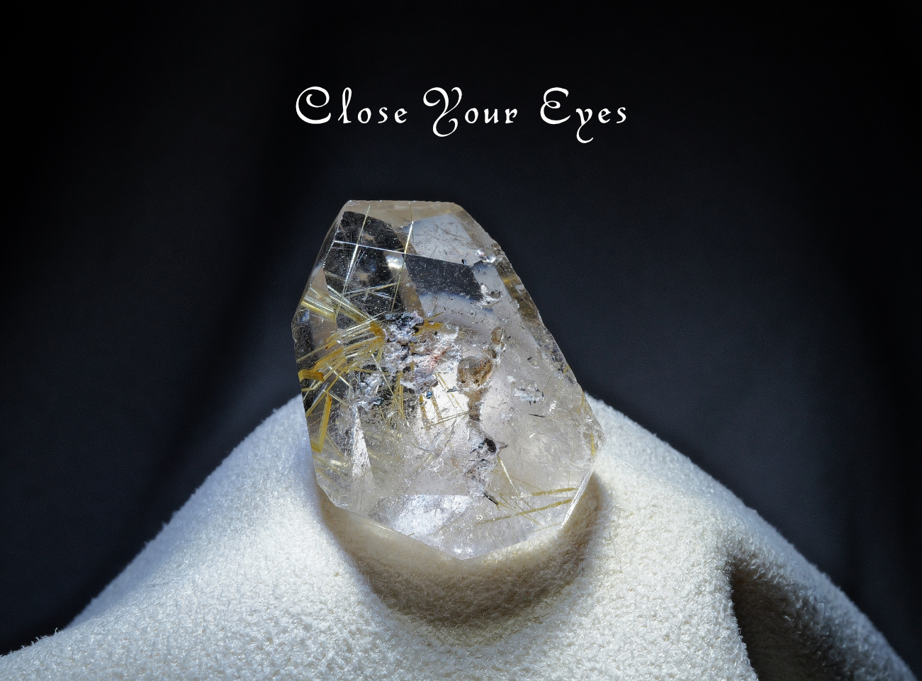 ゴールドルチル 原石　虹入り　約65ミリ ゴールドルチル 原石 虹入り 約65ミリ