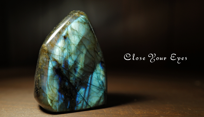 マダガスカル産　ラブラドライト　底面カット　２１