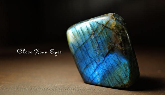 マダガスカル産　ラブラドライト　底面カット　２３