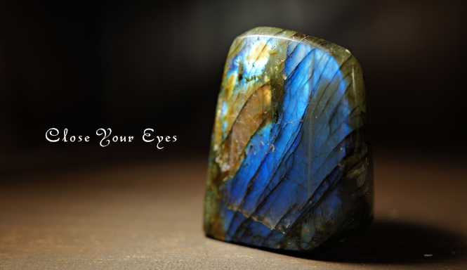 マダガスカル産　ラブラドライト　底面カット　２４