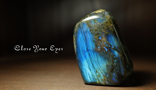 マダガスカル産　ラブラドライト　底面カット　２５