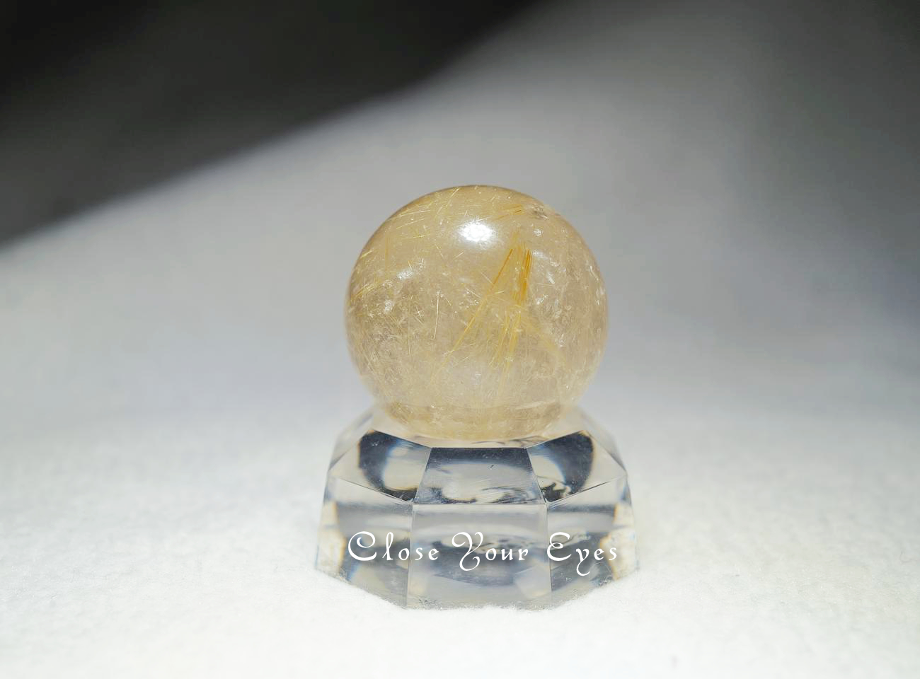 ブラジル産　金のルチルクォーツ丸玉(直径28mm)　０６