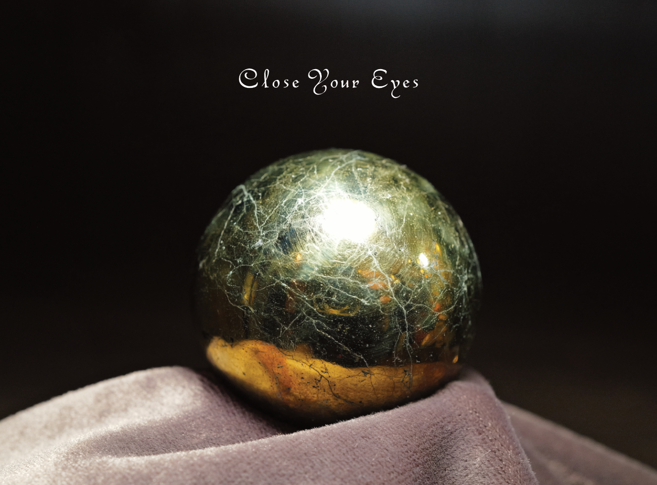 　ペルー産　チャルコパイライト　44mm丸玉 (アクリル台座付き）　０１