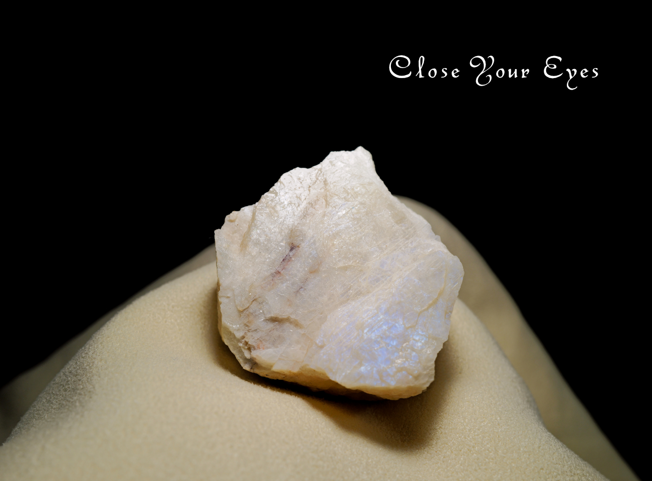 タンザニア産　ホワイトラブラドライト原石　０１