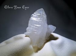 暑中見舞いセール✨️カイラス水晶✨️入手困難✨️結晶付き✨️ Q464】水晶 / 心のデトックスにオススメ！ ヒマラヤ・カイラス産
