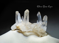 ヒマラヤ・クルバレー産水晶クラスター　２５