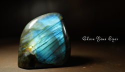 マダガスカル産　ラブラドライト　底面カット　２２