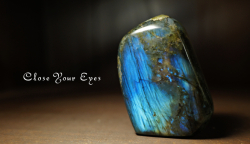 マダガスカル産　ラブラドライト　底面カット　２５