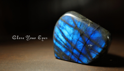 マダガスカル産　ラブラドライト　底面カット　２６