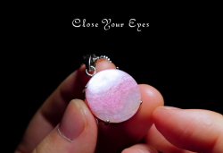 毎日ひとつ 煌めく石のペンダント ロードナイトシリカ 104 天然石