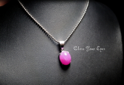 毎日ひとつ　煌めく石のペンダント　ルビー　１１０