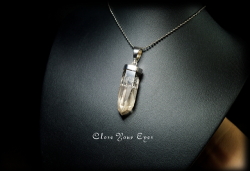 毎日ひとつ　煌めく石のペンダント　スモーキークォーツ　１１７