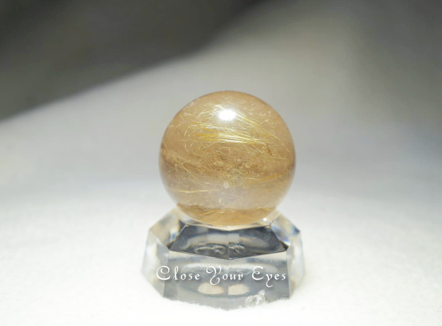 ブラジル産　金のルチルクォーツ丸玉(直径30mm)　０４