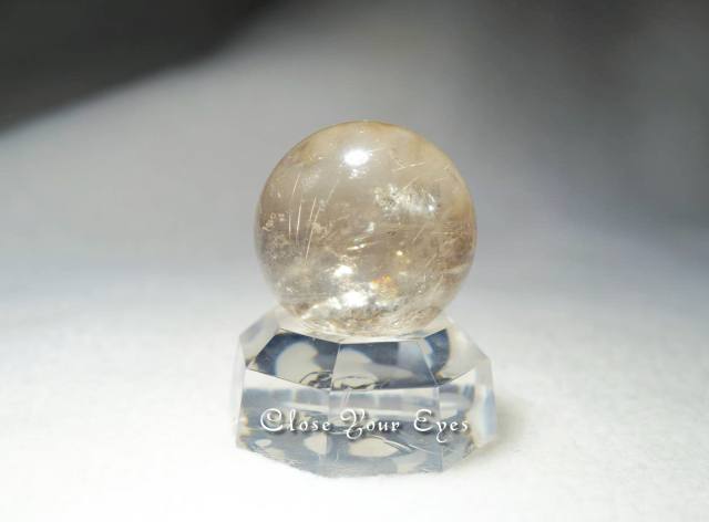 ブラジル産　金のルチルクォーツ丸玉(直径28mm)　０５