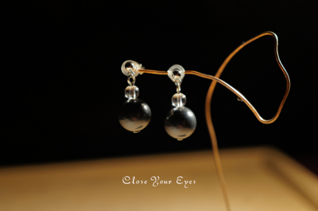 シュンガイト　丸玉ピアス・イヤリング　１０ｍｍ