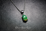 毎日ひとつ　煌めく石のペンダント　エメラルド　１０９