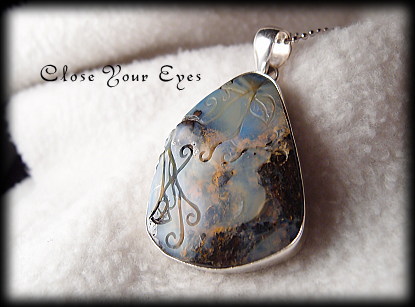 ボルダーオパール リーフ彫刻ペンダント