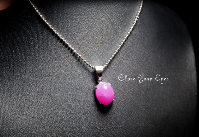 毎日ひとつ　煌めく石のペンダント　ルビー　１１０