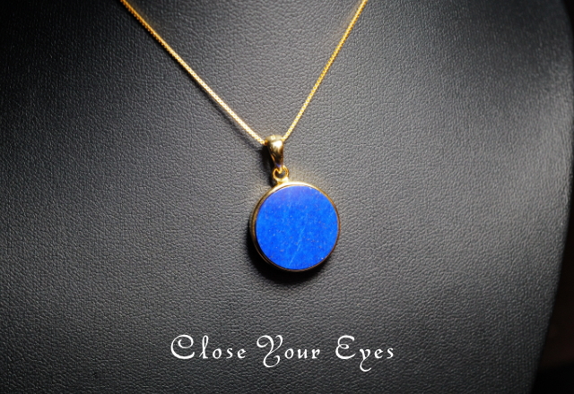 毎日ひとつ　煌めく石のペンダント　ラピスラズリ　１１１