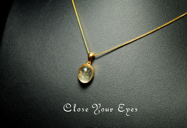 毎日ひとつ　煌めく石のペンダント　リビアンガラス　１１２