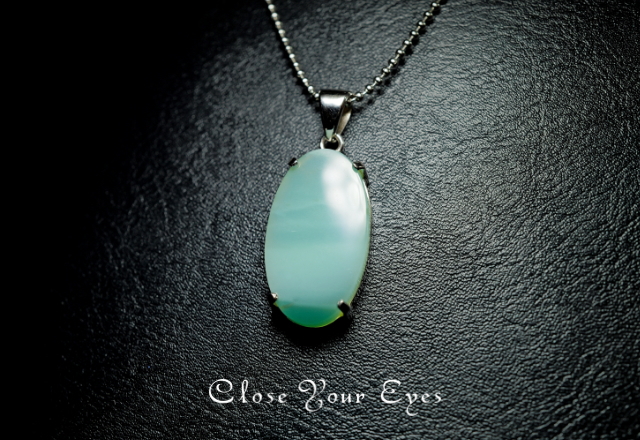 毎日ひとつ　煌めく石のペンダント　グリーンカルセドニー　１１６