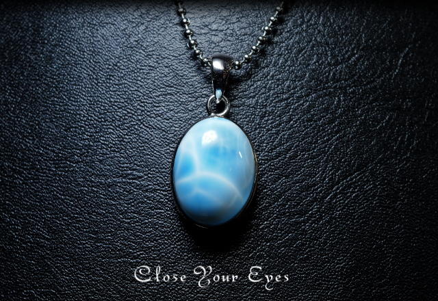 毎日ひとつ　煌めく石のペンダント　ラリマー　１１９