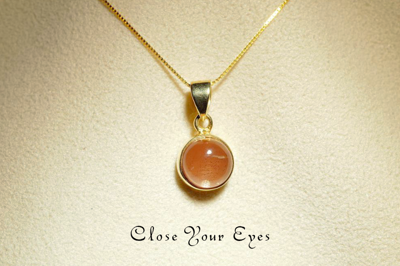 毎日ひとつ　煌めく石のペンダント　オレゴンサンストーン　１４１