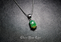 毎日ひとつ　煌めく石のペンダント　エメラルド　１０９