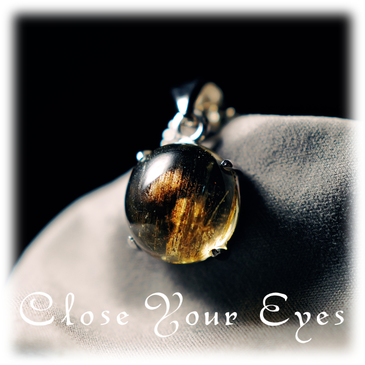 毎日ひとつ魔法石　シルバーペンダント　スキャポライト　６７