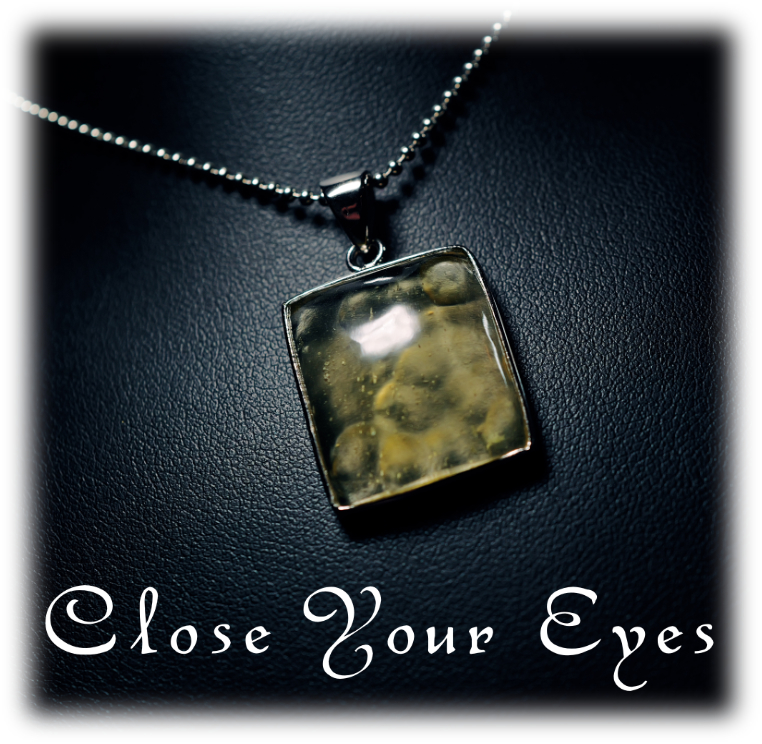 毎日ひとつ　魔法石ペンダント　リビアンガラス　７６