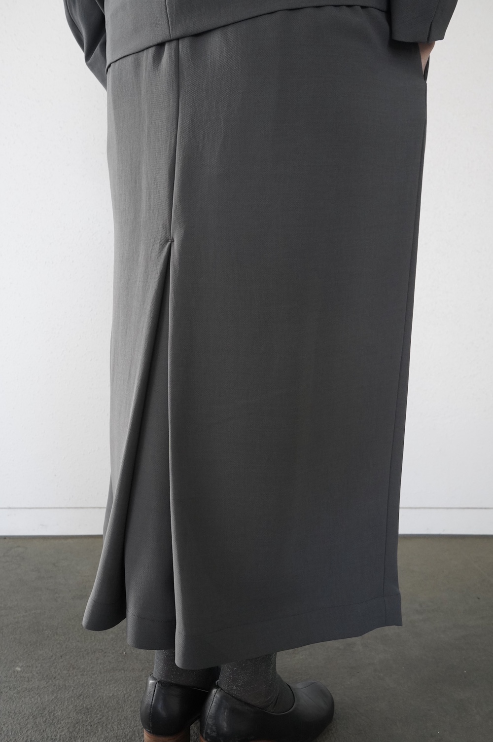 NO CONTROL AIR スパンポリエステルドレープカルゼ　テーパードスカート