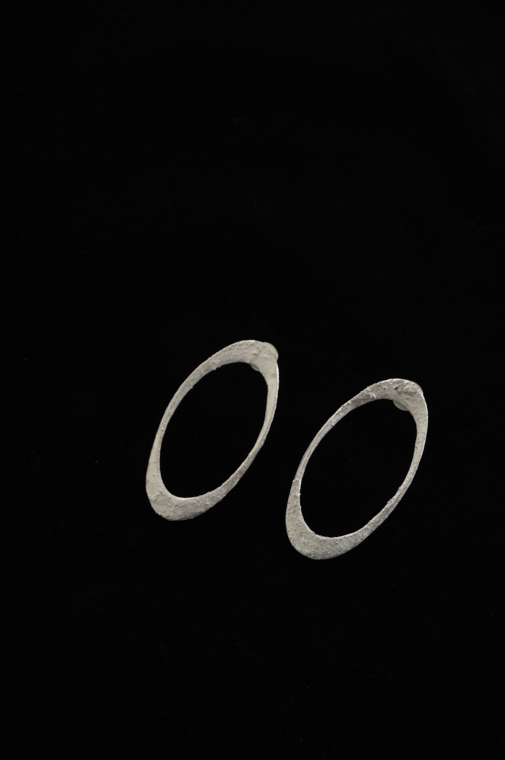 en,  ”木のうた” オーバルピアス（シルバー）