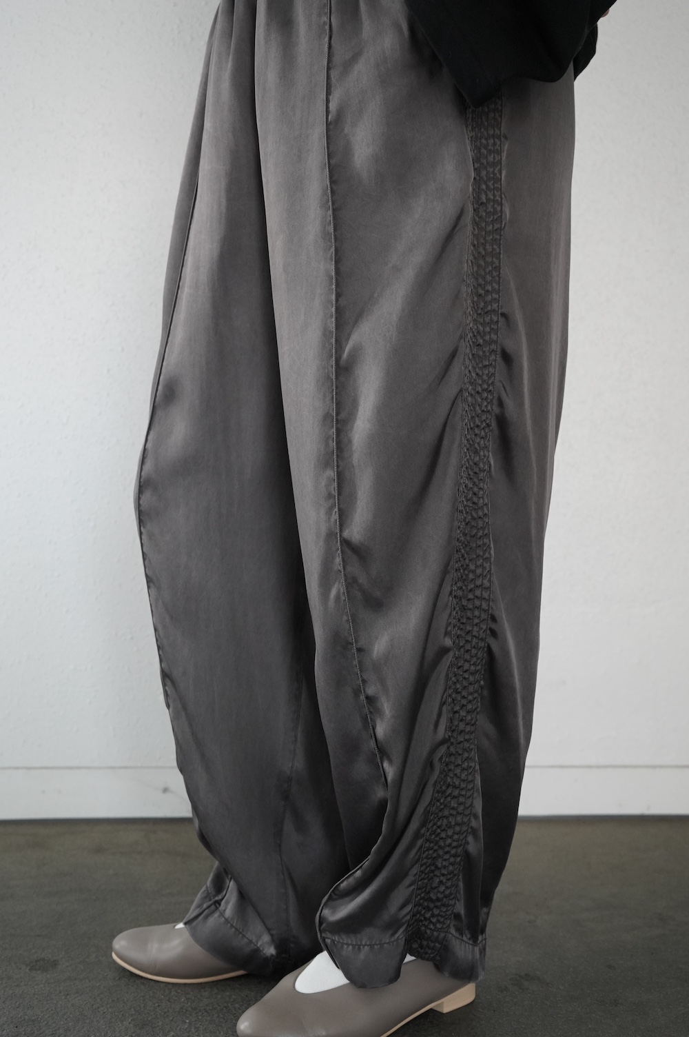 FIRMUM キュプラ・ピグメントサテン　トラックパンツ