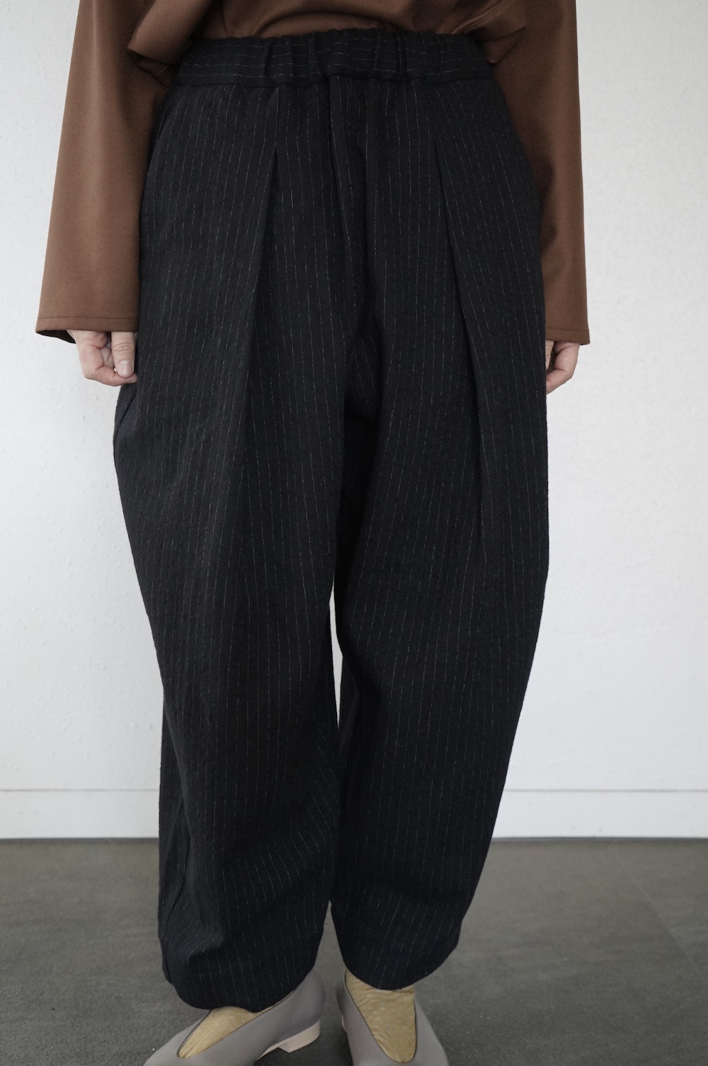 結-YUI- 縮絨コットンウールストライプ　ワイドタックイージーパンツ