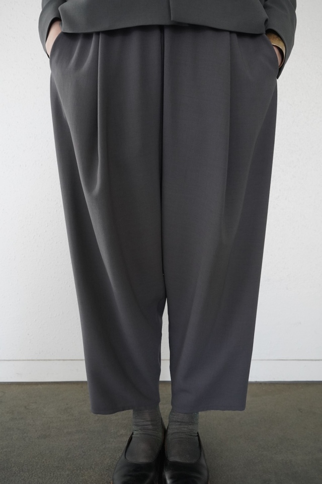 NO CONTROL AIR スパンポリエステルドレープカルゼ　テーパードパンツ 26SS