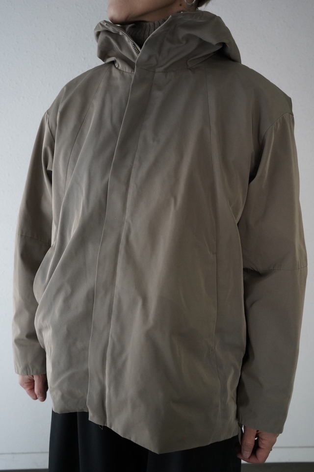 NO CONTROL AIR 強撚ポリエステル・メモリーギャバジン　フードブルゾン