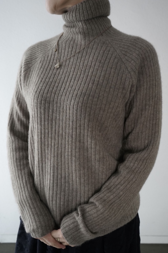 FACTORY　ブラックカシミヤリブタートルセーター