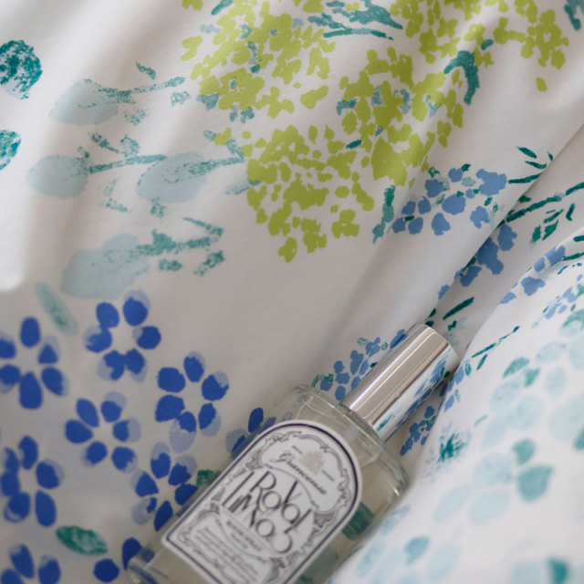 ガーデンズ　ブルー　生地アップ