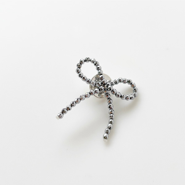 【再入荷】Saskia Diez/SPARKLING BROOCH BOW 925 AG , HEMATITE (ブローチ）