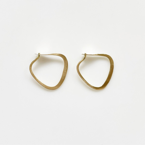 MELISSA JOY MANNING/14 karat yellow gold extra small triangle hoop