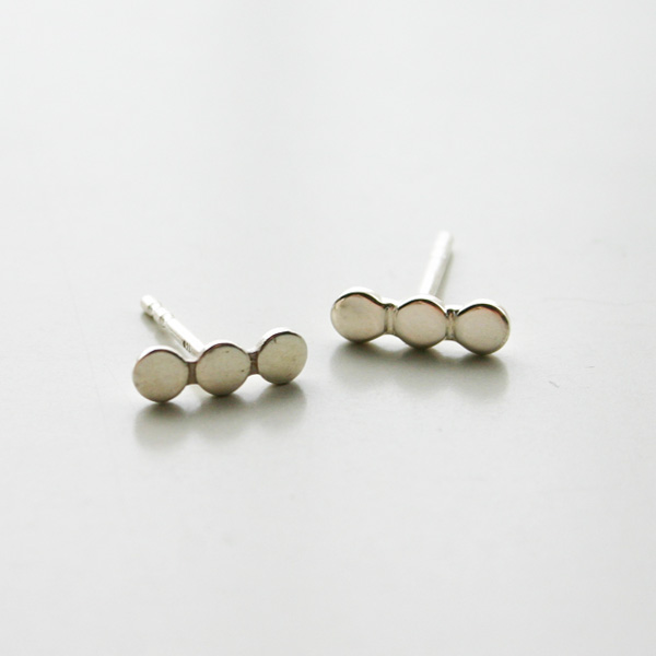 【再入荷】Saskia Diez/PAILLETTES EARSTUDS MULTI NO1 925 AG