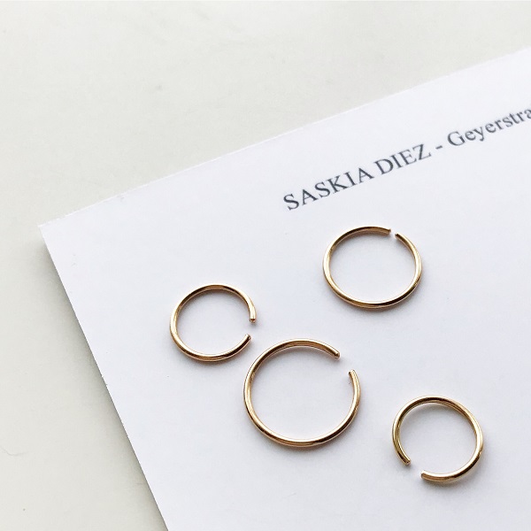 【再入荷】Saskia Diez/WIRE EARRING 8MM MINI 1PC 750 AU