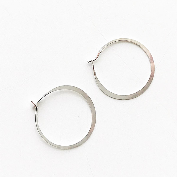 【再入荷】MELISSA JOY MANNING/ Medium forged round hoops silver